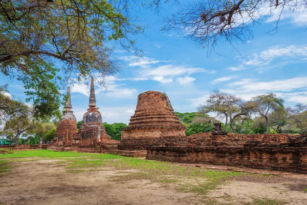 Ruïnes van boeddhabeelden en pagode van Wat Phra Si Sanphet in Ayu — Stockfoto