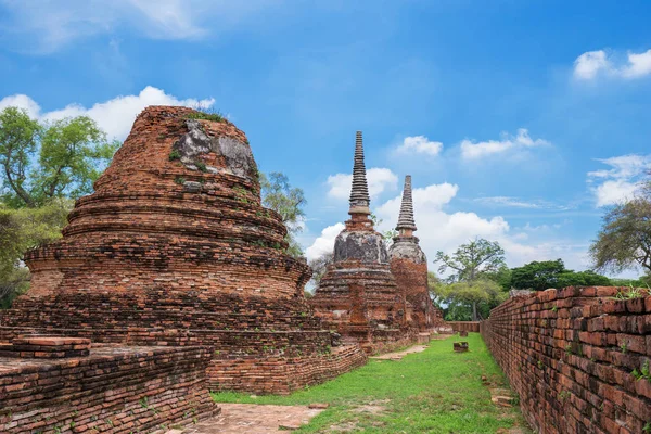 Buda heykelleri ve Wat Phra Si Sanphet Ayu pagoda kalıntıları — Stok fotoğraf