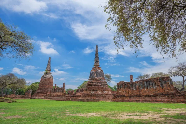 불상, Wat Phra Si 불탑이 아 유에의 탑의 폐허 — 스톡 사진