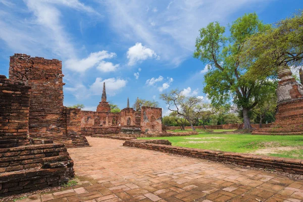 Ruiner af Buddha statuer og pagode af Wat Phra Si SanProphet i Ayu - Stock-foto