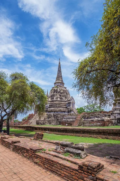 Ruïnes van boeddhabeelden en pagode van Wat Phra Si Sanphet in Ayu — Stockfoto