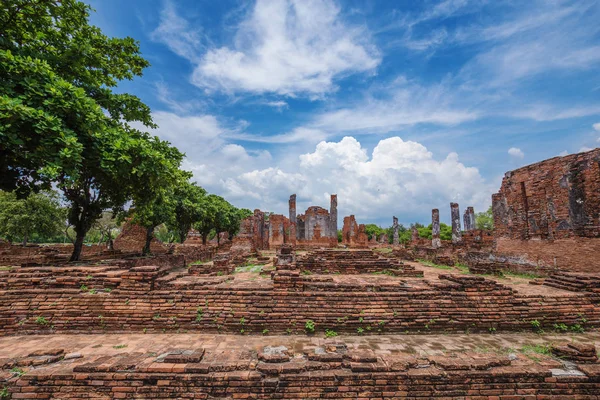 Ruiny sochami Buddhy a pagoda Wat Phra Si Sanphet v Ayu — Stock fotografie