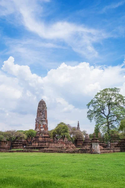 Ruinerna av buddha statyer och pagoden Wat Phra ram i Ayutthaya — Stockfoto