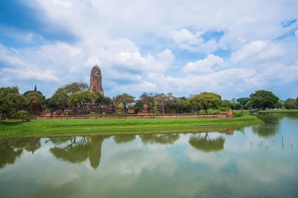 Ruïnes van boeddhabeelden en pagode van Wat Phra Ram in Ayutthaya — Stockfoto