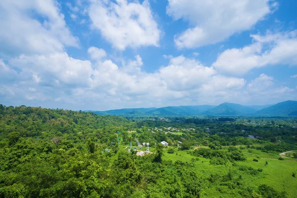 Vista del paisaje desde la presa Khun Dan Prakarn Chon en Nakhon Nayok, T —  Fotos de Stock