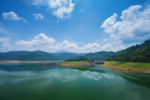 Landscape mountain and river of Khun Dan Prakarn Chon Dam in Nak — Stock Photo, Image