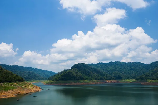 Landscape mountain and river of Khun Dan Prakarn Chon Dam in Nak — Stock Photo, Image