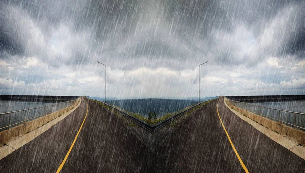 Lluvia cayendo en la carretera dividiéndose de dos maneras — Foto de Stock