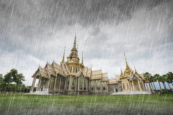 Wat Luang Pho Toh tempio con pioggia cadente in Nakhon Ratchasima , — Foto Stock