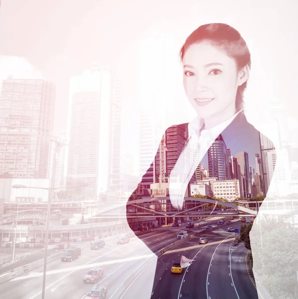 ビジネスの女性の二重露光組んだ都市表現と腕 — ストック写真