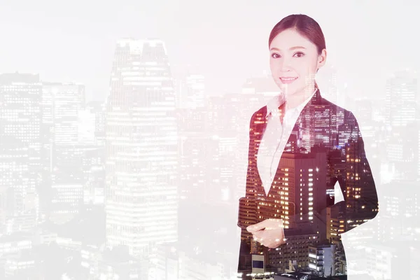 市とスマート フォンを持ったビジネス女性の二重露光 — ストック写真