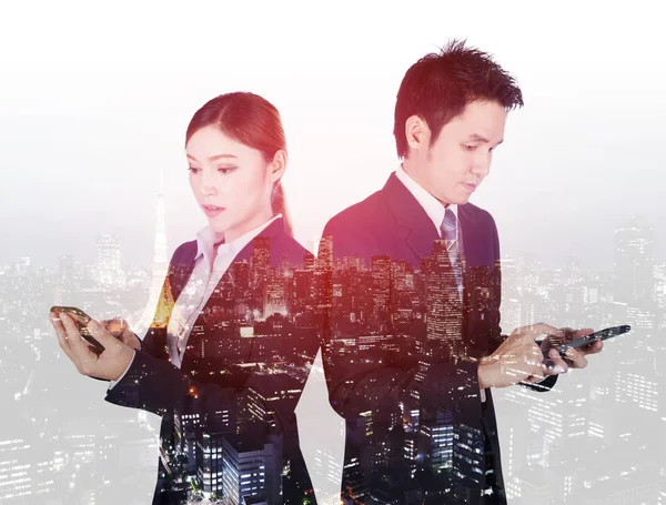 ビジネスの男性と女性のスマート フォンを使用しての二重露光 — ストック写真