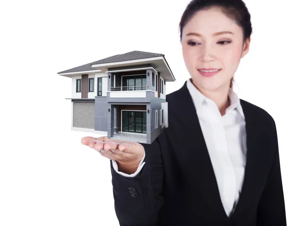 Современный дом в бизнес-женщина рука изолирована на белом — стоковое фото