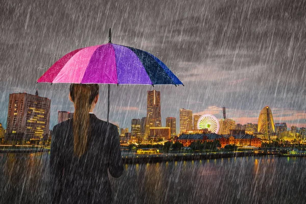 Mujer de negocios sosteniendo paraguas con lluvia cayendo en Yokohama ci — Foto de Stock