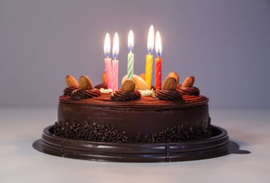 doğum günü hafif mum ile çikolatalı kek
