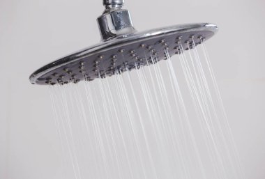 Yağmur Duş Merkez banyoda, yakın çekim