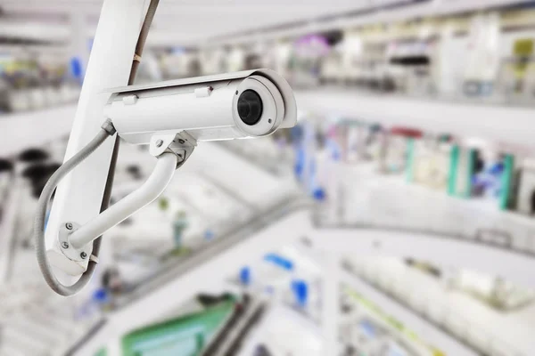CCTV bewakingscamera met winkelcentrum achtergrond — Stockfoto