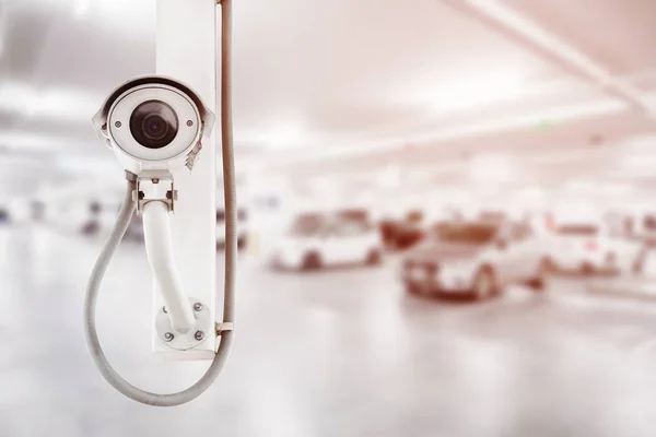 CCTV bewakingscamera met parking op achtergrond — Stockfoto