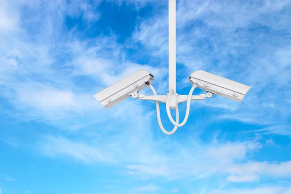 Câmera cctv com céu azul — Fotografia de Stock