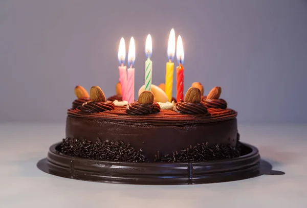 Bolo de chocolate com vela de aniversário luz — Fotografia de Stock