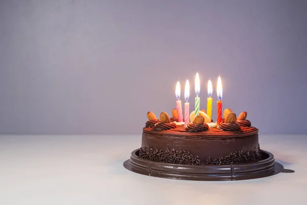 Bolo de chocolate com vela de aniversário luz — Fotografia de Stock