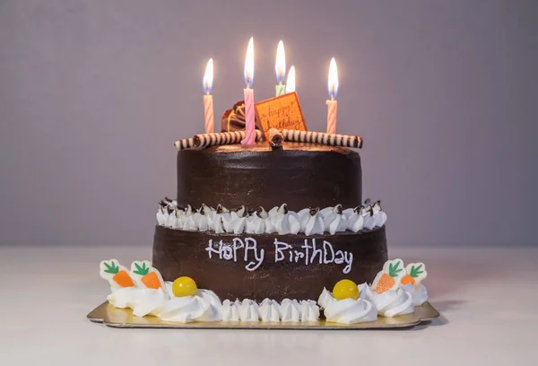 Pastel de chocolate con vela de cumpleaños —  Fotos de Stock