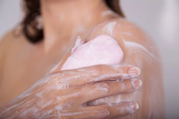 Close-up van de vrouw haar lichaam met zeep wassen — Stockfoto