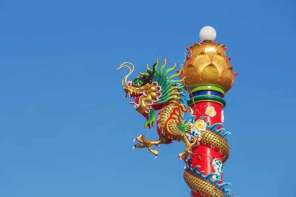 Chinesische Drachenstatue mit blauem Himmel — Stockfoto