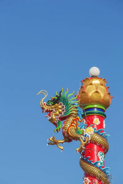 Estátua de dragão chinês com céu azul — Fotografia de Stock