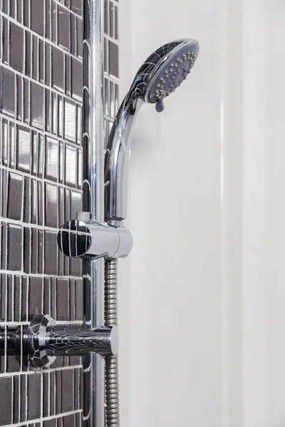 Cabeça de chuveiro no banheiro — Fotografia de Stock