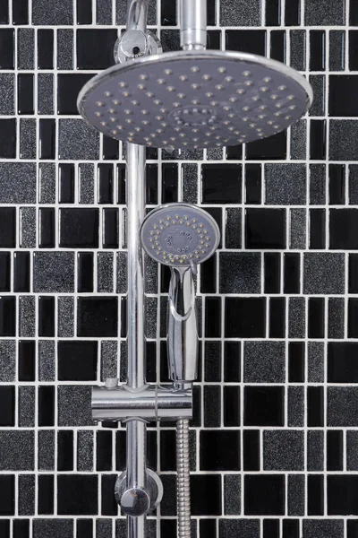 Chuveiro chuva cabeça no banheiro — Fotografia de Stock