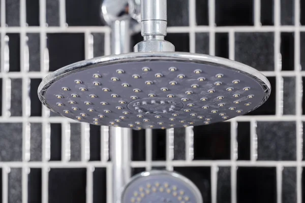 Primer plano de la cabeza de la ducha de lluvia en el baño —  Fotos de Stock
