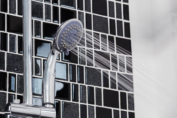 Cabeça de chuveiro no banheiro com gotas de água fluindo — Fotografia de Stock