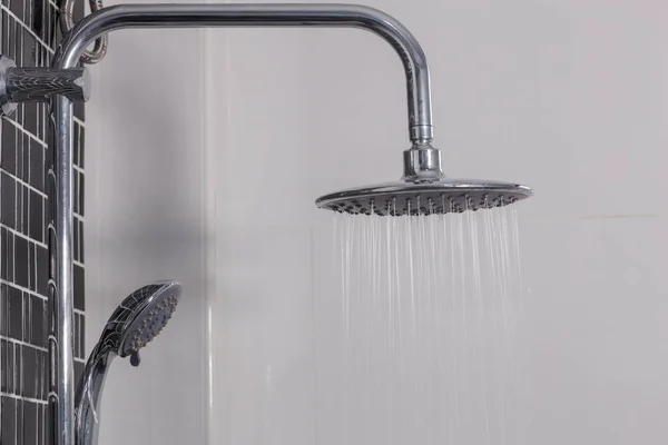 Regenduschkopf im Badezimmer — Stockfoto