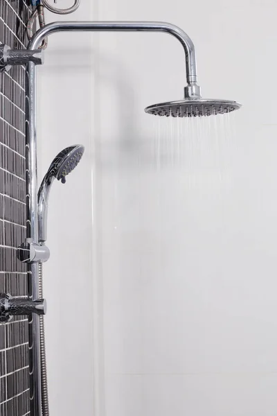 Regen douchekop in badkamer — Stockfoto