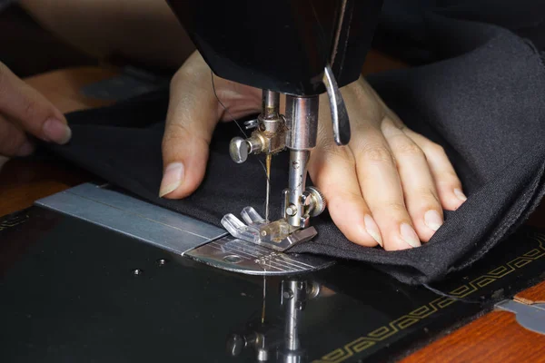 Nahhand bei der Arbeit mit Nähmaschine — Stockfoto