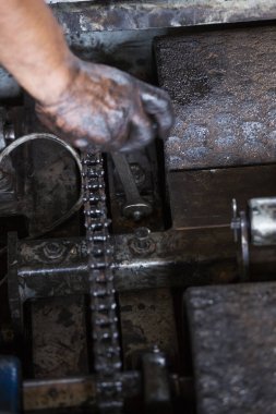 bir İngiliz anahtarı tutan tamirci ve sıkın ve bakım sırasında wo