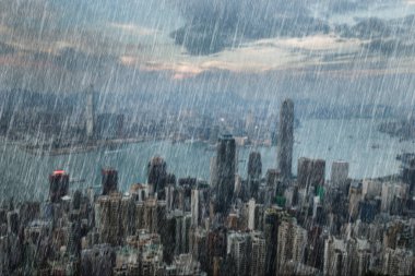 Hong Kong şehir içinde düşen yağmur