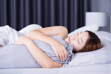 İle bolster yastık yatak yatak odasında uyuyan kadın 