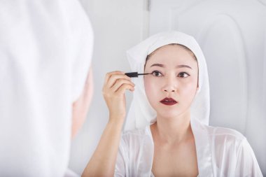 ayna ve makyaj siyah eyeliner ile arayan kadın