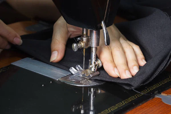 Primer plano de trabajo a mano con máquina de coser — Foto de Stock