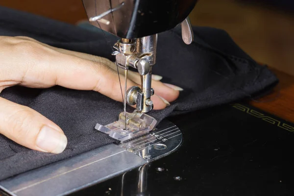 Primer plano de trabajo a mano con máquina de coser —  Fotos de Stock