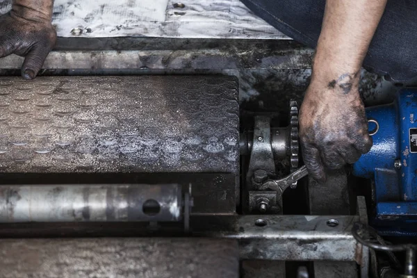 Reparador segurando uma chave e apertar e durante a manutenção wo — Fotografia de Stock