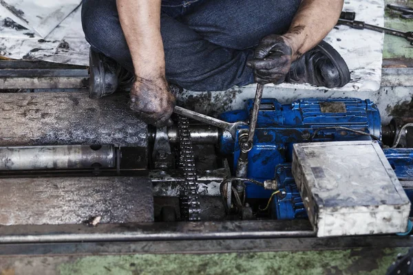 Mão segurando uma chave e apertar e durante o trabalho de manutenção de — Fotografia de Stock