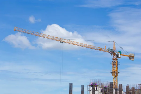 Grúa de construcción y trabajador de la industria de la construcción con cielo azul —  Fotos de Stock
