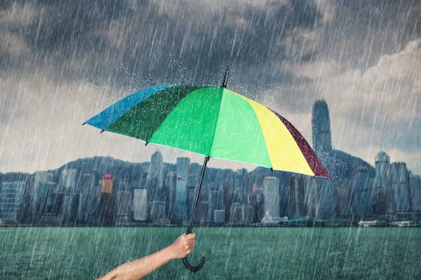 Χέρι που κρατά ομπρέλα με βροχή που πέφτει στο λιμάνι victoria, Hon — Φωτογραφία Αρχείου