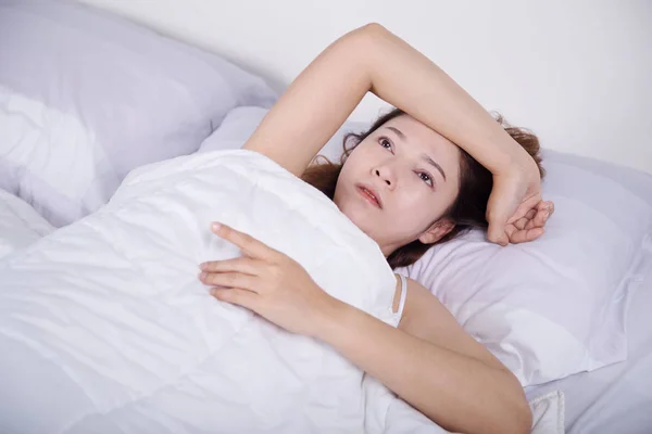 Woman sleepless on bed — Stock Photo, Image