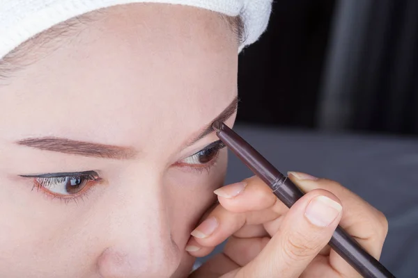 Mujer usando lápiz maquillaje ceja — Foto de Stock