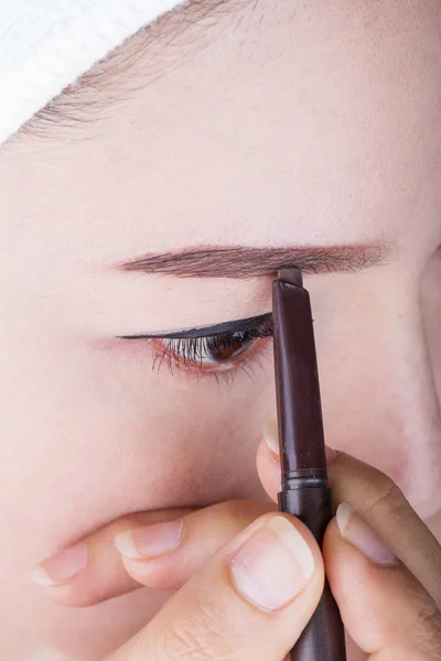 Frau mit Bleistift Make-up Augenbraue — Stockfoto