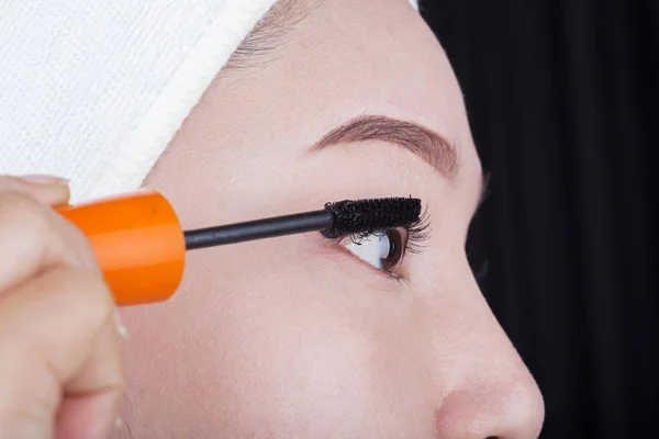 Frau trägt Wimperntusche auf — Stockfoto